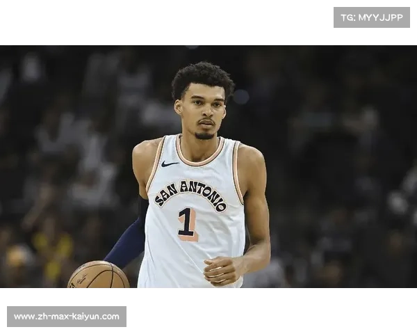 文班亚马半场高效发挥10投6中轰下22分7篮板展现惊人潜力